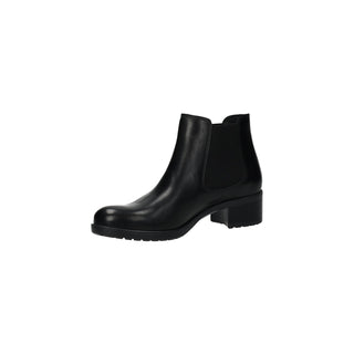 Genuine leather ankle boots. 4cm high heel