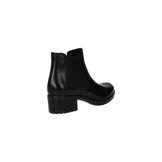 Genuine leather ankle boots. 4cm high heel