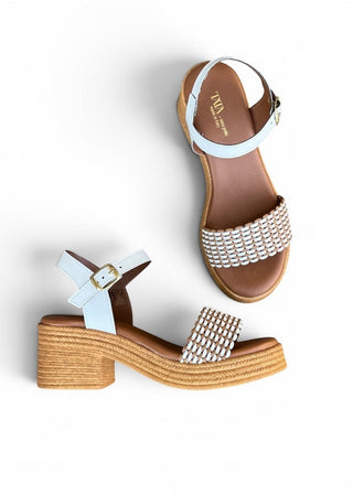 Sandali Tata Italia con zeppa in corda, fascia intrecciata bianca e cinturino azzurro in vera pelle